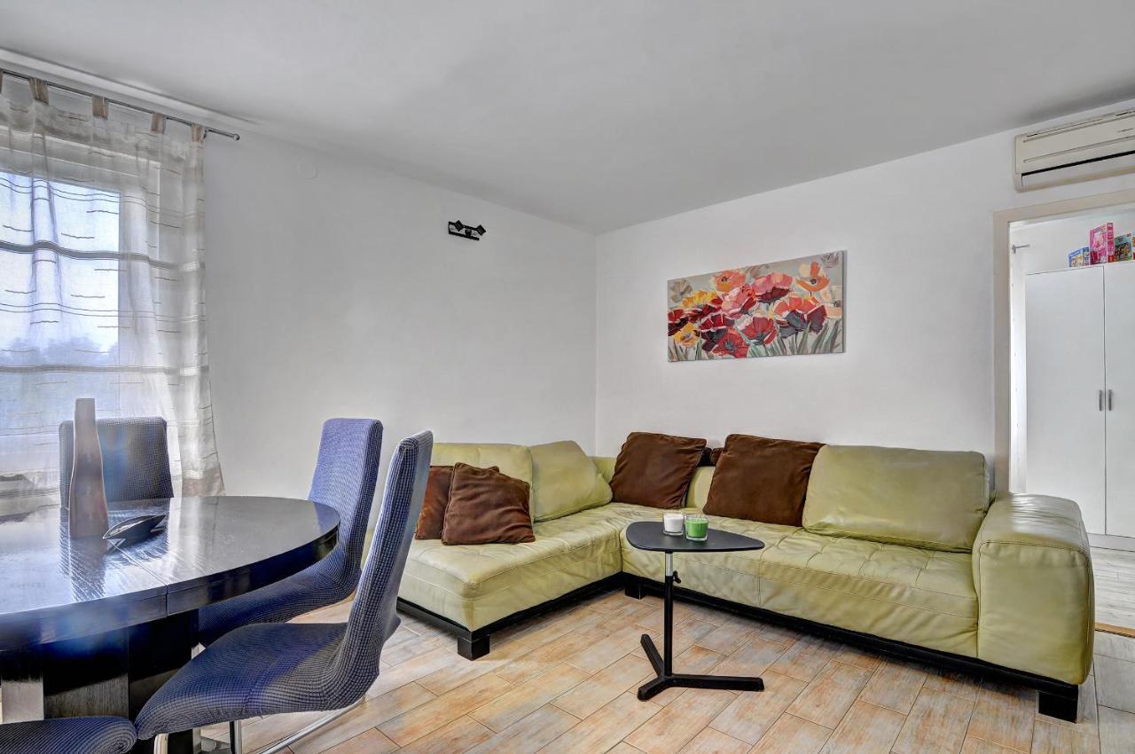 Lina Apartment Pula Ngoại thất bức ảnh